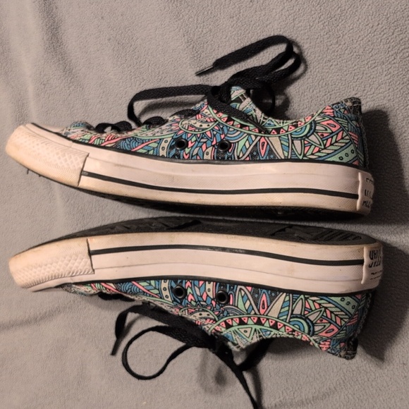 Patterned Converse shoes, size 6 - Picture 2 of 4